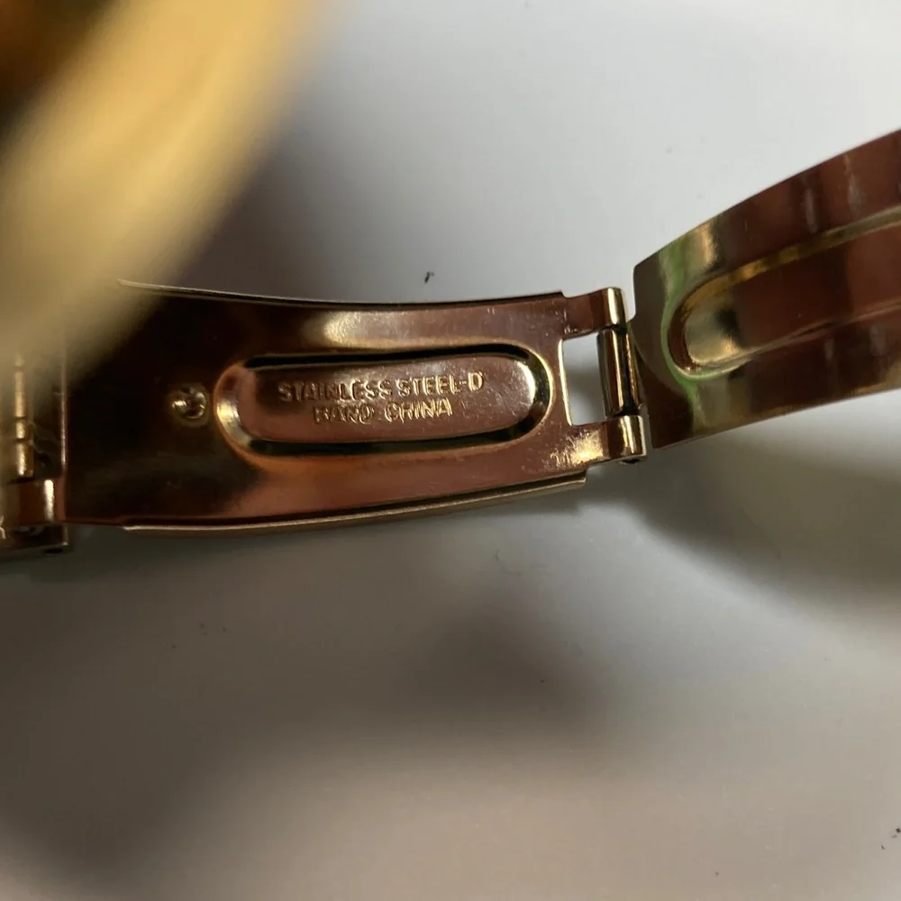 Seiko solar, V157-0AA0 R2, gold tone, white textured dial, vintage